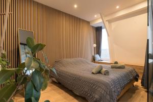 een slaapkamer met een bed met een gestreepte muur bij Canal view home in the center in Amsterdam