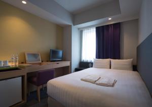 Postel nebo postele na pokoji v ubytování E Hotel Higashi Shinjuku
