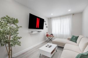 TV at/o entertainment center sa The Olympic Stadium Cozy 2 king size beds