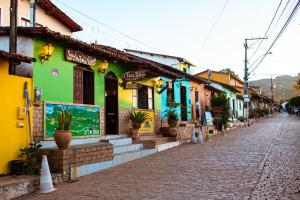 uma rua de calçada numa cidade com edifícios coloridos em Pousada Tatu Feliz em Vale do Capão
