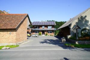 uma rua com um edifício com telhado solar em Haus Helga em Salzkotten