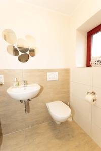 La salle de bains est pourvue d'un lavabo et de toilettes. dans l'établissement Haus Helga, à Salzkotten
