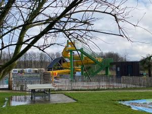 um parque com parque infantil com escorrega em Lovely holiday home in Voorhuizen with garden em Voorthuizen