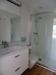 a bathroom with a shower and a toilet and a sink at EGONA-ZUM8 Vista espectacular,piscina,tenis,playa in Zarautz