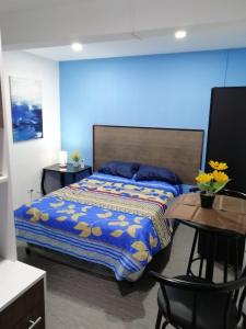 1 dormitorio con cama y mesa con mesa en Comfort Home Escalón en San Salvador