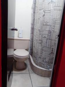 uma casa de banho com um WC e uma cortina de chuveiro em Comfort Home Escalón em San Salvador