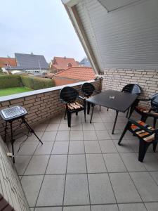 patio con 4 sedie e tavolo sul tetto di FEWO Dümmer-Diepholz1 a Diepholz