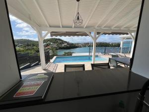 Výhled na bazén z ubytování Villa SWIM nebo okolí