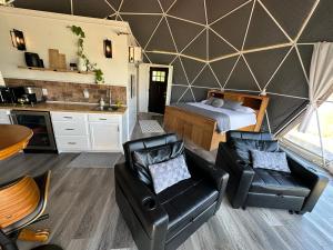 1 dormitorio con 1 cama, mesa y sillas en Sand Creek Homestead, en Torrey
