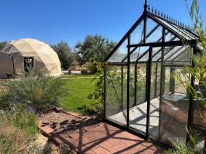invernadero en un jardín con cúpula en Sand Creek Homestead, en Torrey