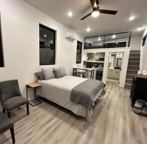 1 dormitorio con 1 cama grande y cocina en Sand Creek Homestead en Torrey