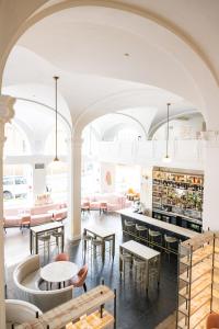 a restaurant with tables and chairs and a bar at Quirk Hotel Richmond in Richmond