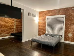 Een bed of bedden in een kamer bij Chic Urban Retreat - 5 Mins to LACMA Lights