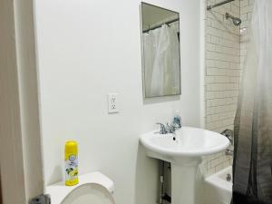 Um banheiro em Chic Urban Retreat - 5 Mins to LACMA Lights