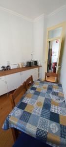 eine Küche mit einem Tisch und einem karierten Tischtuch darauf in der Unterkunft CASA MARIANA 2 - Viver a Vila in Sintra