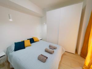 Tempat tidur dalam kamar di Benci&Gatti home con parcheggio privato