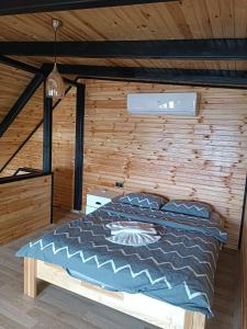 Ce lit se trouve dans un dortoir doté d'un mur en bois. dans l'établissement Wonder of sapanca, à Sapanca