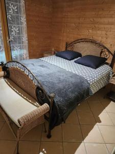Katil atau katil-katil dalam bilik di Chalet Antlana 2 avec cheminée