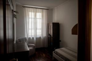 a bedroom with a window and a couch and a bed at Carla e Lui a Livorno in Livorno