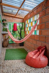 um quarto com uma rede de descanso e uma parede de tijolos em Hotel Kantarrana Urbana Jardin em Jardin