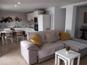 庫列拉的住宿－A 50 m de la plage，带沙发的客厅和厨房
