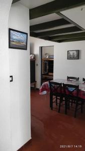 un comedor con mesa y sillas en una habitación en Charmant appartement T2 de 36m² au cœur du village, en Saintes-Maries-de-la-Mer