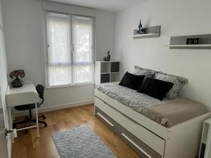 1 dormitorio con cama, escritorio y ventana en Apartamento moderno y acogedor ideal familias, en Orio