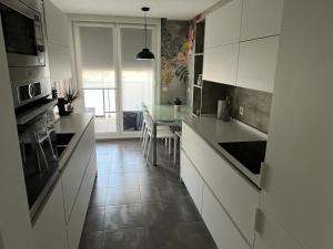 Kuchyňa alebo kuchynka v ubytovaní Apartamento moderno y acogedor ideal familias