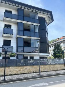 a black and white building on the side of a street at Apartamento moderno y acogedor ideal familias in Orio