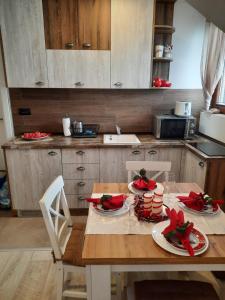 kuchnia z drewnianym stołem z czerwonymi łukami w obiekcie KOP P95 Milmari w mieście Kopaonik