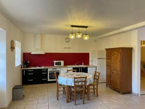 eine Küche mit einem Tisch und Stühlen im Zimmer in der Unterkunft Gîte Durandal accès PMR - La Grange de Rocamadour in Rocamadour