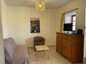 Schlafzimmer mit einem Bett, einem Schreibtisch und einem Stuhl in der Unterkunft Gîte Durandal accès PMR - La Grange de Rocamadour in Rocamadour