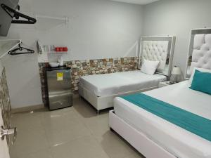 Habitación con 2 camas en una habitación de hotel en CASA BELLAMARE en Cartagena de Indias