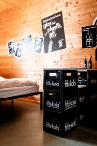 ein Zimmer mit einem Bett und ein paar Schildern an der Wand in der Unterkunft heimatbude. 
