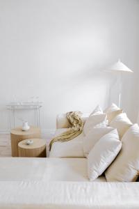 a bed with white sheets and pillows in a room at Avar ja hubane stuudiokorter kesklinnas in Viljandi
