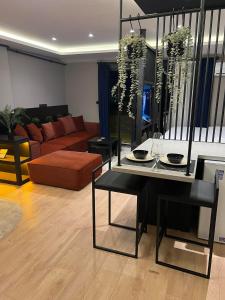 Prive Living Suite في إسطنبول: غرفة معيشة مع طاولة وأريكة