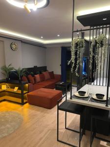 Prive Living Suite في إسطنبول: غرفة معيشة مع أريكة وطاولة