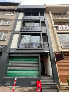 ein Gebäude mit einer grünen Tür an der Vorderseite in der Unterkunft Prive Living Suite in Istanbul