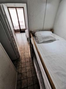 ポール・ルカートにあるRésidence Hawai 1 - Maisons & Villas pour 4 Personnes 274のベッドと窓が備わる小さな客室です。