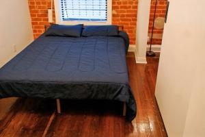 Una cama o camas en una habitación de City Escape- 5 Mins to LACMA!