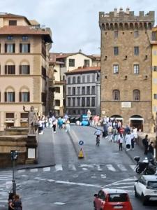 een groep mensen die rondlopen in een stad bij Pitti Mannelli Suite in Florence