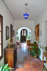 a living room with a hallway with plants and a ceiling at Posada Santa Rita in Colonia del Sacramento