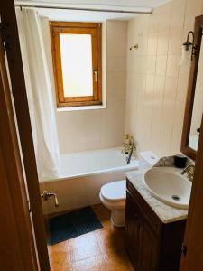 a bathroom with a toilet and a tub and a sink at Apartamento con encanto (Taüll) DEER 1 in Taüll