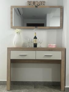 卡斯特利翁－德拉普拉納的住宿－Apartamento La Plana II，一张桌子,上面放着一瓶葡萄酒和两杯酒