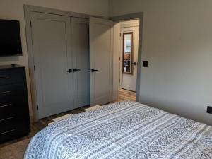 um quarto com uma cama grande e uma cómoda em Modern Condo 210 Just Blocks from Lake Michigan em Traverse City