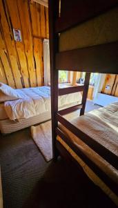 Ein Etagenbett oder Etagenbetten in einem Zimmer der Unterkunft Cabaña en Valdivia