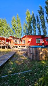 eine Hütte im Wald mit einer Holzterrasse in der Unterkunft Cabaña en Valdivia in Valdivia