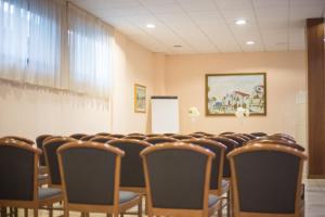 een vergaderzaal met een hoop stoelen erin bij Hotel Jolly in Modugno