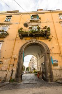 un ingresso a un edificio con balcone di Corte Belvedere a Napoli