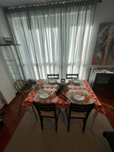 une table à manger avec un tissu de table rouge et blanc dans l'établissement DÚPLEX DUQUESA, à O Barco de Valdeorras